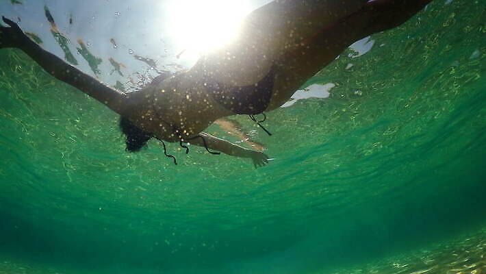백인 라이프스타일 여자 행복 바다 여행 자연 휴가 갈색머리 미소 성인 야외 물 여름 빛 뷰티 수영 중앙 피부 히스패닉 공평 마이애미 터키석 플로리다 4K MOV 해외동영상 클립영상 자연요소 서양인 헤어스타일 계절 감정 표정 사람 생활 신체부위 미국 수상스포츠 보석 생태계 동영상 파일형식