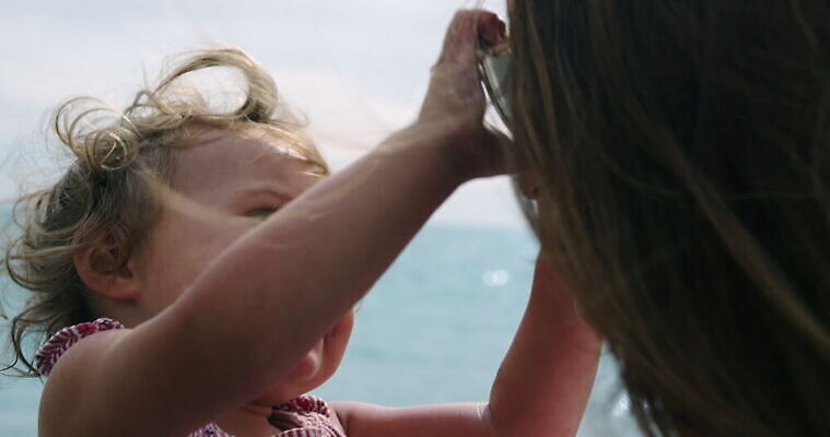 여자 남자 딸 바다 가족 엄마 남편 휴가 영국 함께함 웃음 야외 세명 부모 선글라스 햇빛 아내 아빠 닫기 적재 넣기 서식스 4K MOV 해외동영상 클립영상 유럽 안경 컨셉 관계 모션 표정 사람 태양 동영상 파일형식