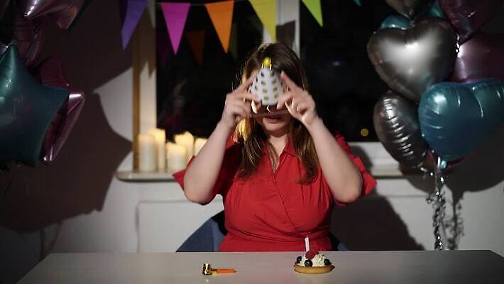 백인 모자 1 여자 기념일 탁자 휴가 아파트 주택 기념 한명 사람 성인 장식 컬러풀 파티 케이크 슬픔 축하 생일 기다림 좌절 고독 불기 호루라기 컵케이크 지루함 싱글 타격 혼자 4K MOV 해외동영상 클립영상 서양인 잡화 감정 컬러 가구 컨셉 모션 디저트 이벤트 건물 동영상 파일형식