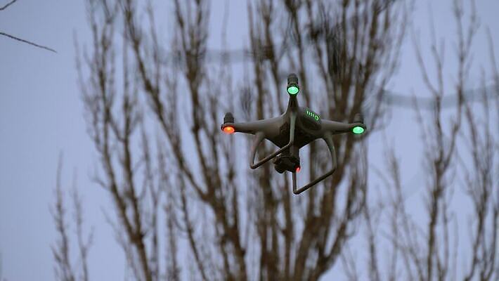 나무 백그라운드 컨셉 하늘 비행기 안테나 안전 사람없음 카메라 디지털 장비 나뭇가지 항공 보안 감시 멀리 추적 드론 스파이 제어 4K 깜빡이다 MOV 해외동영상 클립영상 식물 통신 항공교통 모션 대중교통 전자제품 동영상 파일형식
