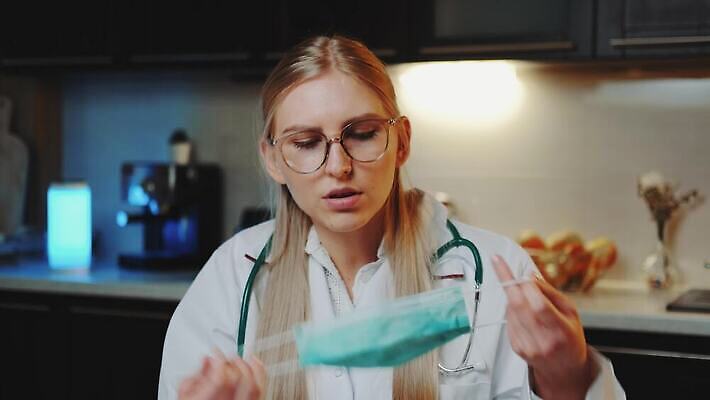 라이프스타일 여자 안경 인터넷 비즈니스 청진기 주택 건강 가면 설명 한명 안전 카메라 주방 의사 작업 바이러스 저녁 알림 전염병 코로나바이러스 4K MOV 해외동영상 클립영상 1 잡화 의료기기 모션 사람 건물 생활 전자제품 의료진 질병 야간 동영상 파일형식