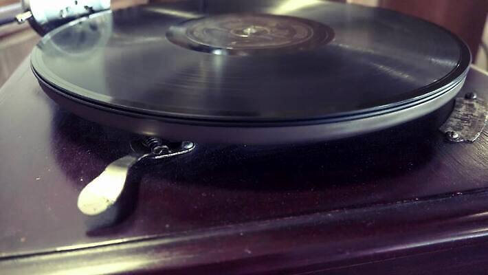 디자인 음악 백그라운드 놀이 손잡이 미술 사람없음 목재 상자 금속 확성기 소리 듣기 장비 수확 골동품 기구 춤 고리 역사 시장 클래식 향수 오브젝트 복고 오디오 축음기 비닐 턴테이블 고물 구식 깔대기 되감기 옛날 조작 플레이어 스타일 4K MP4 해외동영상 클립영상 나무 음향기기 컨셉 농업 재료 모션 재질 문화예술 전자제품 화장품 동영상 파일형식