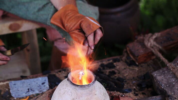 모양 전통 손 문화 유리 불 불꽃 노동자 미술 동양인 사람없음 장식 노란색 장비 과학기술 수확 공구 녹음 손전등 업무 뜨거움 복고 만들기 예술가 온도 광 방법 용광로 조작 핸드메이드 MOV 해외동영상 클립영상 자연요소 직업 컬러 농업 모션 재질 문화예술 조명 기술 인종 신체부위 도구 기록 작업 동영상 파일형식
