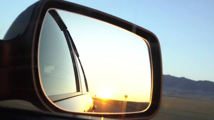 도로 컬러 여행 오렌지 창문 교통시설 모션 자동차 자연 유리 하늘 아침 산 풍경 사람없음 야외 옆모습 빨간색 여름 빛 햇빛 태양 반사 노란색 일출 검은색 어둠 일몰 새벽 거울 운전 광선 고속도로 저녁 언덕 속도 방법 블러 스텝 자동 수평선 4K MP4 해외동영상 클립영상 주간 자연요소 계절 길 육상교통 뷰포인트 교통 과일 재질 노을 야간 시설 생태계 동영상 파일형식