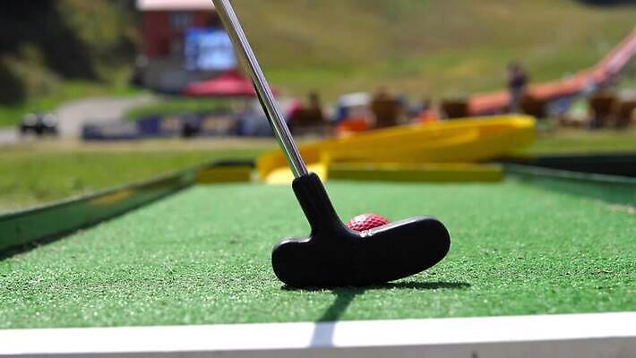 라이프스타일 어린이 스포츠 신발 밭 골프 공 놀이 휴가 골프공 취미 빨간색 초록색 파란색 정원 미니어처 장비 게임 흰색 구멍 막대기 골퍼 강의 철 그네 클럽 만들기 슛 봉 골프티 넣기 미니 여의주 퍼터 플레이어 4K MP4 해외동영상 클립영상 컬러 농업 모션 운동선수 골프용품 사람 생활 구기 모형 동영상 파일형식