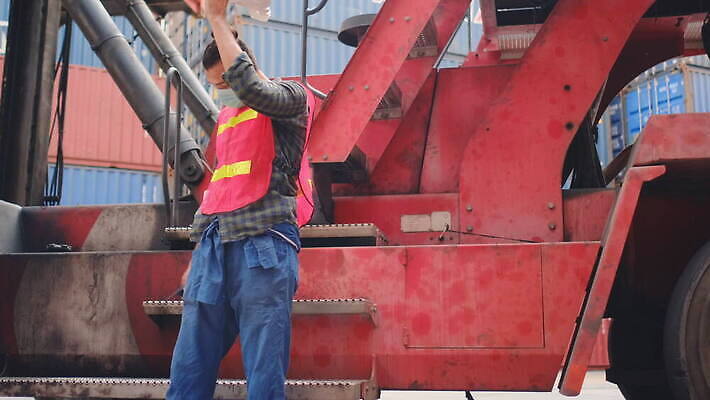 백인 직업 1 행복 산업 유니폼 비즈니스 공장 교통시설 휴식 노동자 가면 한명 서기 미소 안전 사람 성인 야외 글로벌 항구 장비 화물 업무 뜨거움 엔지니어 헬멧 시원함 컨테이너 경영자 상업 타이어 수납 포트 물류 경영 분배 타격 터미널 4K MOV 해외동영상 클립영상 서양인 옷 감정 교통 컨셉 공업 모션 표정 운송업 작업 기술자 보호장비 시설 리더 동영상 파일형식