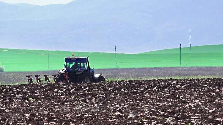 직업 밭 농업 기술 풍경 사람없음 여름 농장 경작 기계 흙 봄 가을 흰색 시골 기둥 업무 재산 농부 땅 무역 준비 봉 트랙터 공학 땅바닥 밭일 4K MP4 해외동영상 클립영상 계절 교육 건축 산업 컬러 바닥 금융 농사 작업 농기계 특수차량 동영상 파일형식