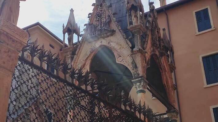 유럽 문화 지구 조각 여행 건축양식 주택 미술 사람없음 물 도시풍경 조각상 탑 이탈리아 바위 무덤 도시 중세 역사 저녁 땅 지중해 묘사 대리석 타운 천국 고딕 랜드마크 로마인 베로나 옛날 4K MP4 해외동영상 클립영상 자연요소 건축물 건축 나라 바다 재료 문화예술 인종 풍경 건물 조형물 돌_바위 야간 동영상 파일형식