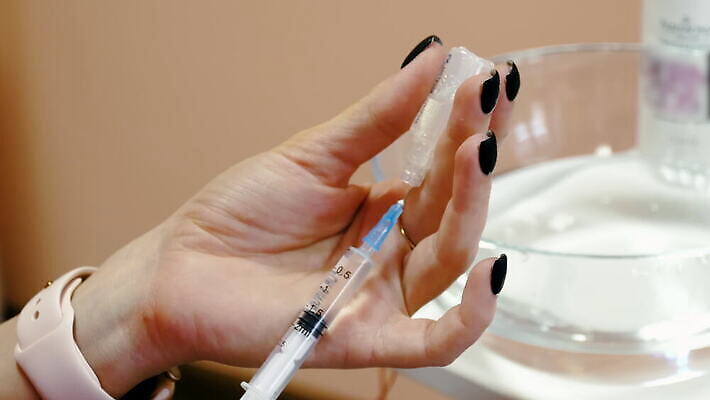 1 손 여자 얼굴 신체 병원 주사기 사람 치료 약 환자 간호사 의사 질병 주사약 돌봄 백신 예방접종 4K MOV 해외동영상 클립영상 의학 의료기기 모션 신체부위 의료진 동영상 접종 파일형식