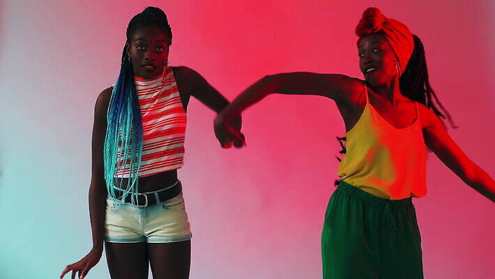 스튜디오촬영 라이프스타일 긴머리 웰빙 여자 음악 가족 관계 청소년 미소 웃음 20대 두명 10대 빨간색 우정 활발 연주자 댄서 에너지 신선 유머 정상 언니 터번 장식술 성인여자만 4K MOV 해외동영상 클립영상 직업 헤어스타일 감정 컬러 컨셉 문화예술 실내 표정 사람 청년 생활 장식 친구 음악가 자매 머리장식 동영상 여자만 성인만 파일형식