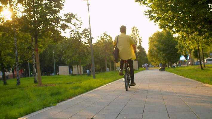 백인 라이프스타일 공원 남자 스포츠 교통시설 성공 거리 한명 사람 성인 야외 환경 자전거 잡기 도시 자신감 승차 준비 생태계 순환 바쁨 고정 사이클링 설정 라이더 바이크레이서 생태학 스타일 4K MP4 해외동영상 슬로모션 클립영상 서양인 1 공공시설 교육 감정 교통 컨셉 모션 촬영기법 생활 바이크 육상스포츠 시설 동영상 파일형식