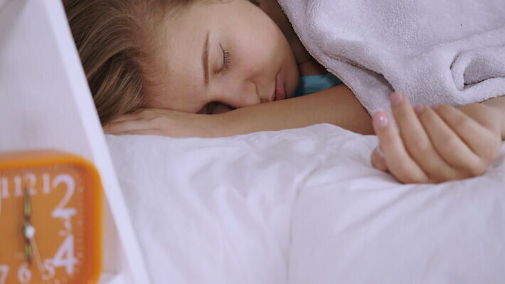 백인 1 라이프스타일 여자 얼굴 시계 베개 침구 아침 휴식 주택 건강 피곤 한명 미소 사람 20대 성인 30대 금발 평화 침실 꿈 이불 흰색 침대 잠 공포 거짓말 취침시간 4K MOV 해외동영상 클립영상 주간 서양인 헤어스타일 컬러 가구 컨셉 표정 청년 건물 생활 신체부위 장년 동영상 파일형식