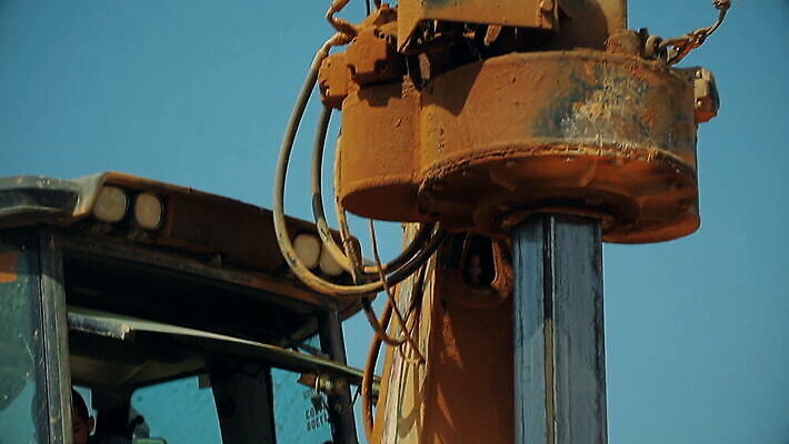 산업 노동자 사람없음 건물 금속 기계 흙 장비 기구 공구 구멍 파편 땅 굴착기 발굴 회전 먼지 트랙터 무거움 기어 한조각 흙더미 모터 땅바닥 땅파기 송곳 이스라엘 철강 MOV 해외동영상 클립영상 직업 1 건축물 재질 바닥 도구 중장비 무게 농기계 특수차량 동영상 서아시아 파일형식 더미