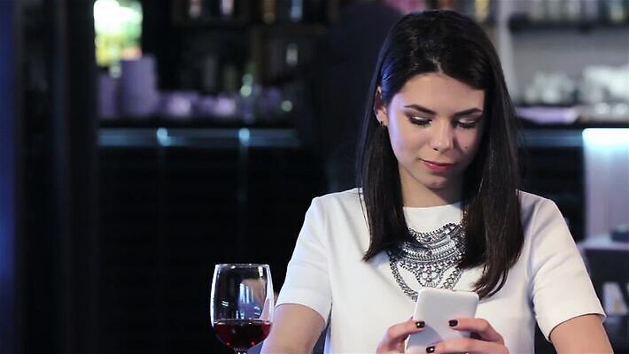 직업 라이프스타일 손 응시 여자 행복 여유 음료 인터넷 의자 장신구 텍스트 통신 유리 탁자 모바일 아이디어 갈색머리 세포 기술 한명 미소 사람 빨간색 스마트폰 핸드폰 디지털 스크린 식당 와인 카페 터치 타이핑 잡기 메시지 무선전화기 전화기 스마트 나눔 전송 MP4 해외동영상 클립영상 1 헤어스타일 시선 감정 컬러 가구 컨셉 모션 재질 주류 표정 생활 신체부위 전자제품 스마트기기 상점 동영상 파일형식