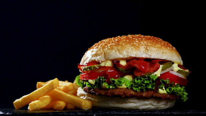 음식 잎 다이어트 토마토 채소 양파 오이 감자 패스트푸드 샌드위치 육류 요리 사람없음 초록색 식당 식사 저녁식사 샐러드 소고기 튀김 햄버거 신선 맛 그릴 상추 바비큐 케첩 굽기 머스터드 속도 깨 베이컨 마요네즈 프랑스어 점심식사 고립 번 해로움 핸드메이드 맛있는 4K MOV 해외동영상 클립영상 식물 문자 빵 컬러 컨셉 식재료 주방용품 건강 돼지고기 상점 조미료 소스_음식 인스턴트 구이 동영상 파일형식