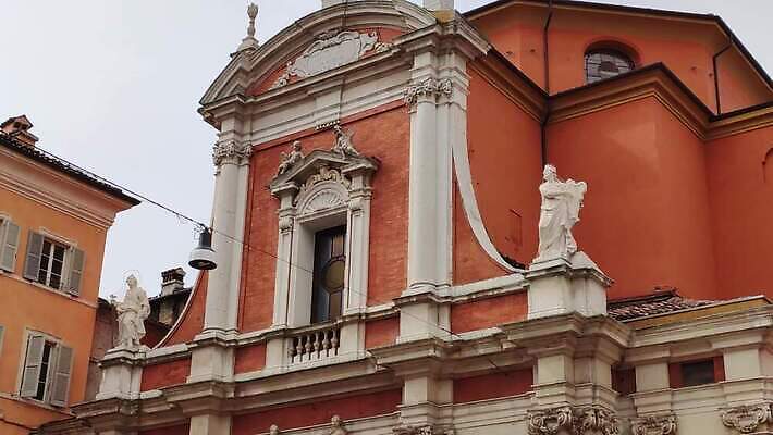 외관 유럽 종교 여행 건축양식 하늘 거리 사람없음 야외 건물 파란색 조각상 성당 교회 탑 이탈리아 도시 사찰 중세 역사 재산 정사각형 대리석 대성당 타운 종탑 천연기념물 랜드마크 로마네스크 바실리카 옛날 4K MOV 해외동영상 클립영상 도형 건축물 건축 나라 컬러 재료 종교건축 금융 조형물 동영상 파일형식