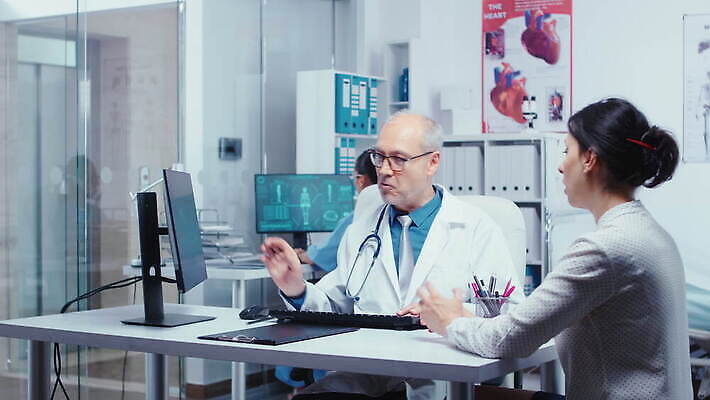 백인 직업 응시 과학 통신 청진기 미래 엑스레이 건강 병원 대화 설명 사람 컴퓨터 사무실 약 건강관리 스크린 장비 시험 환자 의사 광선 실험복 토론 분석 뇌 돌봄 방사선 4K MOV 해외동영상 클립영상 서양인 시선 교육 컨셉 비즈니스 의학 의료기기 모션 관리 말하기 전자제품 의료진 가운 동영상 파일형식