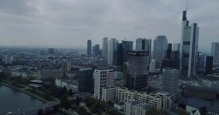 로우앵글 돈 유리 하늘 성공 부동산 주택 독일 안테나 사람없음 건물 도시풍경 사무실 탑 고층빌딩 트럭 도시 주식 큼 투자 지역 짐차 타운 스카이라인 랜드마크 4K MP4 해외동영상 클립영상 건축물 유럽 뷰포인트 컨셉 비즈니스 통신 자동차 재질 풍경 빌딩 금융 재산 크기 동영상 파일형식