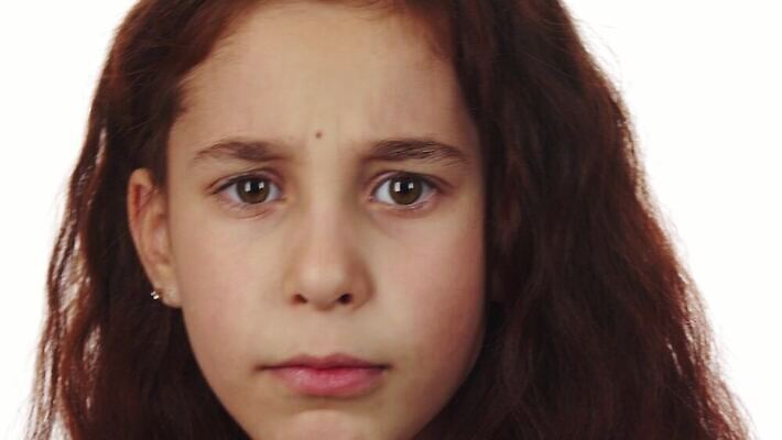 스튜디오촬영 여자 행복 어린이 크리스마스 손가락 가족 휴가 사슴 새해 기념 뿔 실내 선물 한명 미소 웃음 장식 빨간색 초록색 장난감 산타클로스 파티 머리 어둠 침묵 기쁨 흰색 축하 시간 닫기 12월 피부 흰배경 가면무도회 무료 크리스마스이브 4K MOV 해외동영상 클립영상 1 손 기념일 감정 컬러 백그라운드 컨셉 포유류 관계 모션 표정 사람 이벤트 내부 신체부위 소리 날짜 동영상 무도회 파일형식