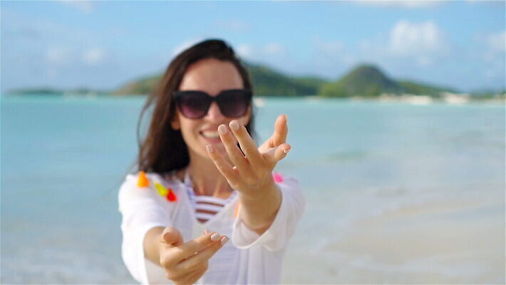 라이프스타일 손 커플 행복 모래 바다 여행 2 가족 포옹 자연 휴가 휴식 한명 웃음 사람 성인 야외 물 여름 친구 달리기 여행객 걷기 손잡기 기쁨 자유 신혼여행 몰디브 1인칭시점 MOV 해외동영상 클립영상 자연요소 1 시선 계절 감정 아시아 결혼 컨셉 관계 안기 모션 표정 생활 신체부위 생태계 동영상 파일형식