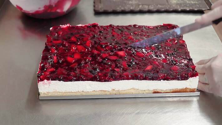 접시 열매 음식 부분 딸기 디저트 요리 빨간색 컬러풀 파티 케이크 빵집 신선 생일 달콤 맛 아침식사 설탕 컵케이크 먹기 크림 블루베리 산딸기 바닐라 커스터드 페스츄리 핸드메이드 맛있는 4K MOV 해외동영상 클립영상 식물 식기 기념일 빵 컬러 컨셉 과일 모션 이벤트 상점 식사 동영상 파일형식