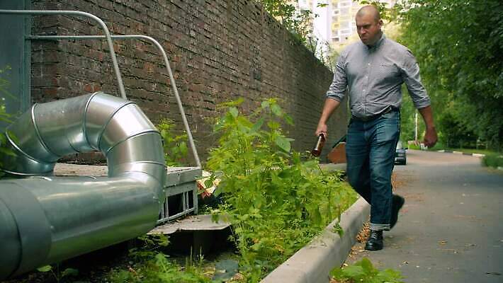 백인 남자 무기 얼굴 이동 한명 사람 힘 분노 잡기 도시 폭력 범죄 위험 공격 무서움 충돌 위협 싸움 나쁜 격파 압력 폭행 호러 4K MOV 해외동영상 클립영상 서양인 1 감정 컨셉 모션 신체부위 사회이슈 공포 동영상 파일형식