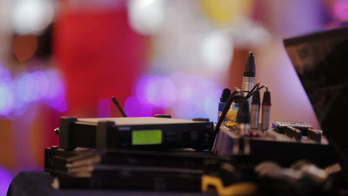 직업 음악 백그라운드 놀이 실내 사람없음 빛 파티 디지털 소리 장비 전선 무대 흰색 기구 춤 디스크 판넬 볼륨 혼합 믹서 DJ 클럽 디스코 보케 전자 쇼 오디오 스테레오 뮤지컬 섞기 제어 테크노 유흥 MOV 해외동영상 클립영상 컬러 문화예술 이벤트 내부 전자제품 질병 동영상 파일형식