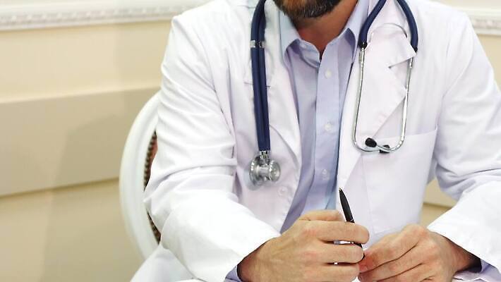 라이프스타일 벽 컬러 셔츠 상의 티셔츠 탁자 수염 엑스레이 건강 관리 한명 앉기 치료 컴퓨터 금발 사무실 약 펜 환자 의사 흰색 청바지 가운 닫기 질병 피부 추천 방문 문제 돌봄 조언 치료사 4K MOV 해외동영상 클립영상 직업 1 헤어스타일 옷 가구 비즈니스 바지 의학 모션 사람 생활 신체부위 전자제품 필기구 의료진 동영상 파일형식