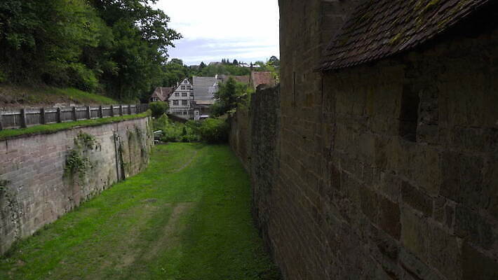 유럽 종교 도로 십자가 건축양식 엄마 독일 사람없음 건물 세계 갈색 교회 마을 정원 중세 역사 재산 땅 수도원 천연기념물 랜드마크 수녀원 안뜰 옛날 4K MOV 해외동영상 클립영상 건축물 건축 나라 길 컬러 가족 종교건축 교통시설 금융 동영상 파일형식