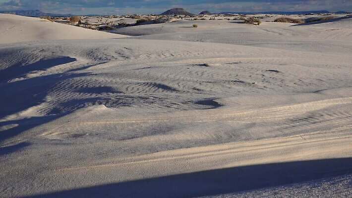 공원 모래 파도 조각 여행 곡선 자연 하늘 건조 사람없음 파란색 모래사장 미국 사막 흰색 황무지 모래언덕 언덕 질감 가뭄 기념물 천연기념물 내추럴 뉴멕시코 잔물결 전국 지질학 4K MP4 해외동영상 클립영상 공공시설 교육 물결 선 바다 컬러 북아메리카 날씨 생태계 동영상 파일형식