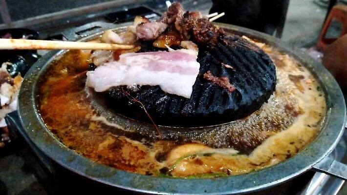 음식 조각 백그라운드 다이어트 불 육류 돼지고기 스테이크 요리 사람없음 우주 주방 검은색 식사 저녁식사 소고기 튀김 시골 신선 뜨거움 소시지 연기 맛 그릴 바비큐 굽기 준비 점심식사 고립 단백질 해로움 핸드메이드 화상 벡터 맛있는 MOV 해외동영상 클립영상 자연요소 컬러 컨셉 식재료 주방용품 서양음식 건강 가공식품 상처 구이 동영상 영양소 파일형식 생활용품 오브젝트