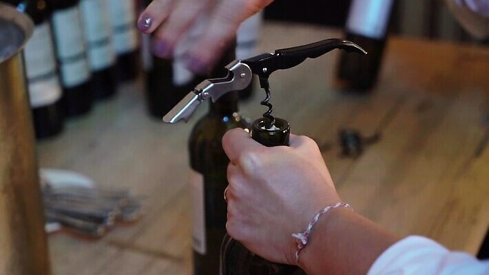 음료 유리 탁자 포도 휴가 기념 주류 나선형 사람없음 목재 빨간색 갈색 파티 주방 와인 축제 펼침 마개 기구 공구 축하 알코올 바 오픈 당기기 우아함 맛 수집 만취 웨이트리스 웨이터 포도밭 포도나무 코르크 내추럴 와인오프너 메를로 양조장 지하실 MOV 해외동영상 클립영상 나무 직업 컬러 가구 컨셉 무늬 밭 과일 재료 모션 재질 이벤트 뚜껑 도구 과일나무 종업원 동영상 병따개 술취함 파일형식