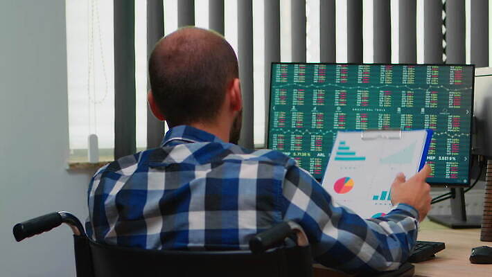 인터넷 회사 사업가 통계 그래프 협력 노동자 직장 대화 앉기 사람없음 금융 경제 컴퓨터 사무실 디지털 자료 가리킴 타이핑 기록 작업 비즈니스맨 계획 장애인 종업원 책상 분석 확인 휠체어 상담 경영자 장애 마케팅 서류판 조언 네트워킹 4K MOV 해외동영상 클립영상 직업 남자 가구 컨셉 비즈니스 모션 말하기 손짓 전자제품 사무용품 직장인 네트워크 리더 동영상 파일형식