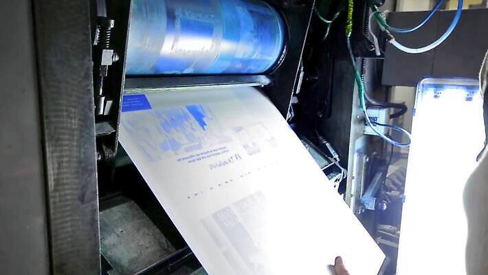 접시 산업 종이 비즈니스 공장 모션 버튼 노동자 실내 사람없음 내부 사무실 상점 금속 어둠 기계 장비 업무 판넬 신문 변화 제조 인쇄 큼 두루마리 자르기 속도 회전 상업 파이프 드럼 언론 시트 기어 공학 실린더 조종장치 출판 MOV 해외동영상 클립영상 직업 식기 교육 컨셉 공업 재질 타악기 간행물 작업 뉴스 크기 동영상 파일형식