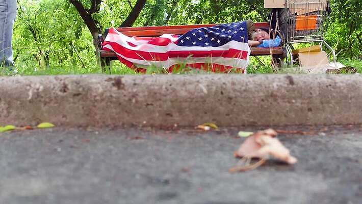 공원 돈 벤치 거리 한명 사람 야외 동전 미국 고통 깃발 도시 좌절 닫기 가난 만취 버리기 배고픔 중독 거지 구걸 노숙자 거짓말 우울증 헬프 혼자 4K MP4 해외동영상 클립영상 1 공공시설 감정 컨셉 북아메리카 의자 모션 도움 재산 질병 동영상 술취함 파일형식