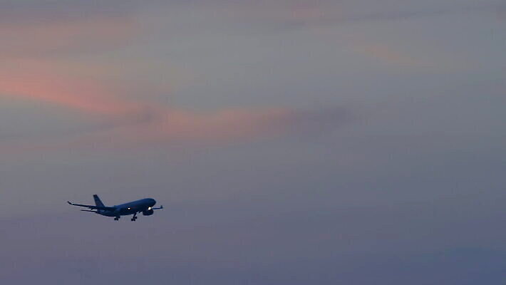 아시아 여행 비즈니스 교통시설 태국 하늘 휴가 전등 비행기 동양인 사람없음 빨간색 황혼 일몰 새벽 흰색 공항 항공 속도 상업 활주로 제트기 승객 엔진 대패 착륙 푸켓 접근 4K MOV 해외동영상 클립영상 자연요소 나라 길 컬러 교통 항공교통 조명 대중교통 인종 노을 시설 동영상 파일형식