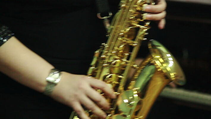 직업 손 줄 악기 음악 놀이 바람 뿔 실내 미술 취미 사람없음 금속 축제 소리 콘서트 장비 기구 클래식 낙서 색소폰 스케치 바이올린 드럼 예술가 오디오 트럼펫 튜브 재즈 오케스트라 교향곡 놋쇠 멜로디 뮤지컬 플레이어 MOV 해외동영상 클립영상 자연요소 컨셉 재질 현악기 날씨 문화예술 타악기 내부 신체부위 전자제품 공연 악단 목관악기 금관악기 동영상 파일형식