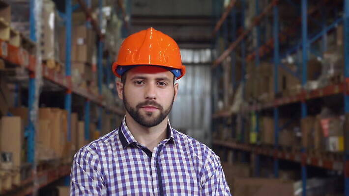 백인 직업 남자 행복 산업 포즈 유니폼 회사 비즈니스 공장 성공 노동자 수염 작업복 한명 미소 사람 내부 기계 장비 화물 제조 감독 대표 종업원 창고 서비스 만족 공학 개발 경영 분배 중소기업 4K MOV 해외동영상 클립영상 서양인 1 옷 교육 감정 컨셉 공업 표정 운송업 동영상 파일형식