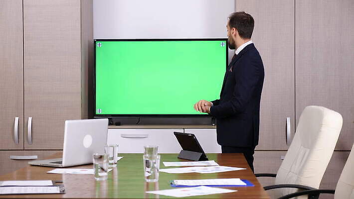 백인 직업 남자 벽 회사 비즈니스 사업가 통계 탁자 회의 열쇠 협력 대화 서기 사람 앉기 초록색 금융 사무실 스크린 텔레비전 방 업무 작업 비즈니스맨 발표 그룹 동료 회의실 보고서 동영상 경영 목업 크로마키 4K MOV 해외동영상 클립영상 서양인 컬러 가구 관계 모션 말하기 경제 전자제품 직장인 파일형식