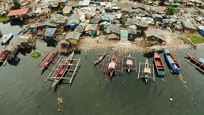아시아 거리 주택 동양인 사람없음 야외 건물 강 도시풍경 환경 도시 보트 오염 도심 쓰레기 폐기물 오두막 플라스틱 가난 사회이슈 해안도시 지역 타운 낭비 빈민가 생태학 소셜 옛날 인구 조감도 판잣집 혼란 4K MOV 해외동영상 클립영상 건축물 교육 나라 컨셉 배_교통 재질 인종 풍경 동영상 파일형식