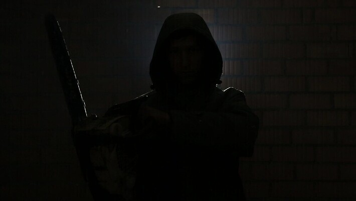 공원 남자 실루엣 거리 사람없음 검은색 어둠 덮개 도시 폭력 기다림 범죄 칼 호흡 유령 야간 저녁 위험 공격 도둑 절도 법 가스 살인 숨김 나쁜 불법 살인범 전기톱 소름 MOV 해외동영상 클립영상 자연요소 공공시설 감정 컬러 컨셉 모션 촬영기법 사람 뚜껑 범죄인 사회이슈 톱 동영상 파일형식