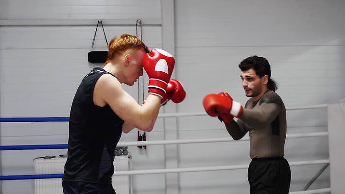 백인 직업 라이프스타일 남자 스포츠 2 실내 건강 서기 사람 성인 두명 운동복 상자 운동 힘 경쟁 권투 권투글러브 펀치 용기 폭력 연습 클럽 체육관 싸움 땀 노력 운동가 4K MOV 해외동영상 클립영상 서양인 그릇 옷 컨셉 모션 내부 생활 격투기 글러브 사회이슈 동영상 파일형식