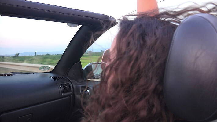 라이프스타일 커플 여자 행복 도로 여행 자동차 휴가 갈색머리 미소 사람 사람없음 야외 여름 친구 햇빛 태양 파티 일몰 기쁨 꿈 운전 운전사 고급 오픈카 자동 4K MOV 해외동영상 클립영상 자연요소 직업 헤어스타일 계절 감정 길 육상교통 컨셉 관계 교통시설 모션 승용차 표정 이벤트 생활 노을 동영상 파일형식