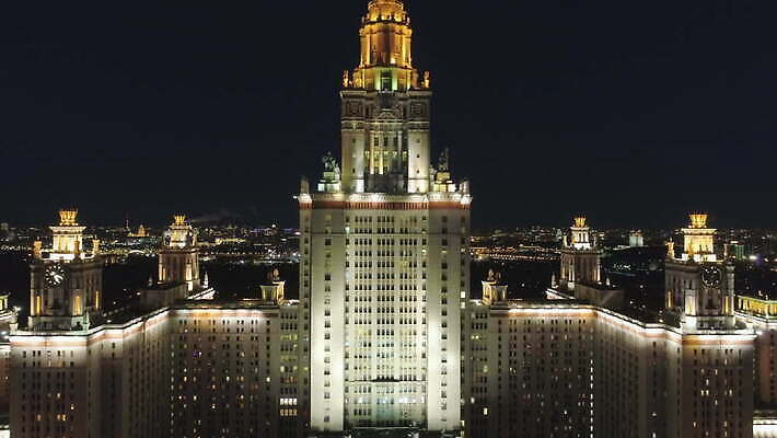 별 도로 여행 겨울 건축양식 하늘 안테나 파노라마 사람없음 건물 빛 도시풍경 경기장 도시 야간 저녁 심볼 대학교 상승 러시아 첨탑 스카이라인 빛망울 드론 모스크바 소비에트 4K 설정숏 MOV 해외동영상 클립영상 자연요소 건축물 계절 건축 유럽 길 컨셉 통신 스포츠시설 학교 교통시설 촬영기법 풍경 탑 동영상 파일형식