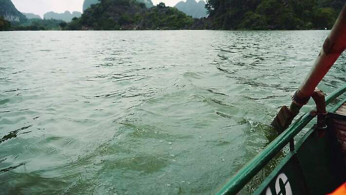 아시아 문화 호수 여행 자연 휴가 산 사람 동양인 풍경 사람없음 목재 초록색 물 강 여행객 보트 재산 베트남 노젓기 랜드마크 줄서기 4K MOV 해외동영상 클립영상 자연요소 나무 나라 컬러 배_교통 재료 모션 인종 금융 동남아시아 생태계 동영상 파일형식