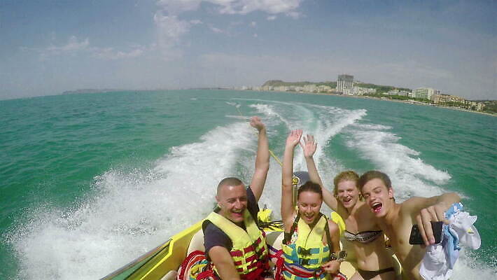 라이프스타일 여자 남자 행복 바다 여행 요트 모션 휴가 항해 미소 사람 사람없음 물 여름 친구 파티 손들기 여행객 우정 보트 그룹 고급 크루즈 함선 4K MOV 해외동영상 클립영상 자연요소 계절 감정 컨셉 배_교통 관계 표정 이벤트 생활 동영상 파일형식