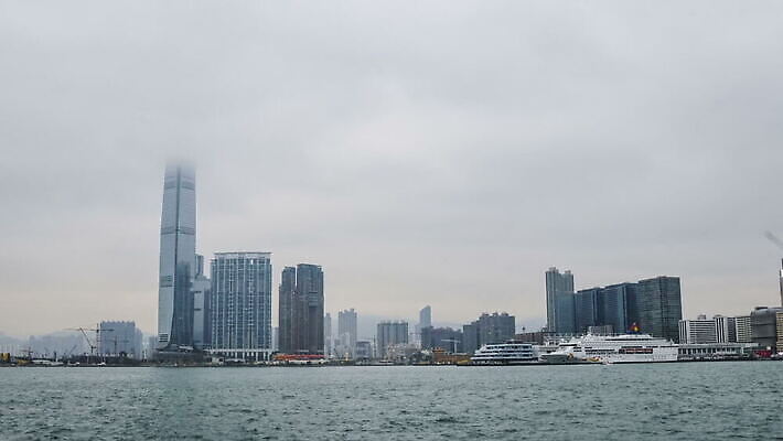 아시아 바다 섬 여행 백그라운드 비즈니스 건축양식 하늘 동양인 풍경 사람없음 건물 물 금융 파란색 빛 도시풍경 사무실 탑 항구 고층빌딩 중국 도시 센터 도심 야간 저녁 큼 장면 지역 포트 타운 홍콩 스카이라인 랜드마크 절정 MOV 해외동영상 클립영상 자연요소 건축물 건축 나라 컬러 교통시설 인종 빌딩 경제 크기 동영상 파일형식