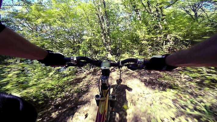 스포츠 포즈 자국 모션 자연 산 건강 사람 경사 사람없음 야외 운동 자전거 승차 소프트포커스 숲 속도 흥분 순환 사이클링 바이크레이서 바이킹 블러 1인칭시점 4K MP4 해외동영상 클립영상 시선 감정 촬영기법 바이크 육상스포츠 생태계 동영상 파일형식