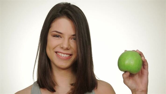 백인 라이프스타일 여자 실내 건강 한명 사람 성인 뷰티 사과 MP4 해외동영상 클립영상 서양인 1 과일 내부 생활 동영상 파일형식