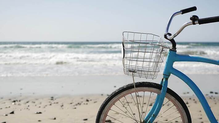 모래 파도 바다 여행 휴가 사람없음 물 여름 파란색 뷰티 바구니 자전거 미국 꿈 바퀴 분위기 순환 캘리포니아 주말 태평양 로스앤젤레스 터키석 플로리다 4K 산타모니카 MP4 해외동영상 클립영상 자연요소 계절 컬러 컨셉 북아메리카 모션 바이크 보석 동영상 파일형식